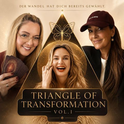 Drei Frauen lächeln, eine hält Karten, vor einem goldenen Dreieck mit Schmetterling, Text darüber lautet 'Der Wandel hat dich bereits gewählt', darunter 'Triangle of Transformation Vol. I'.